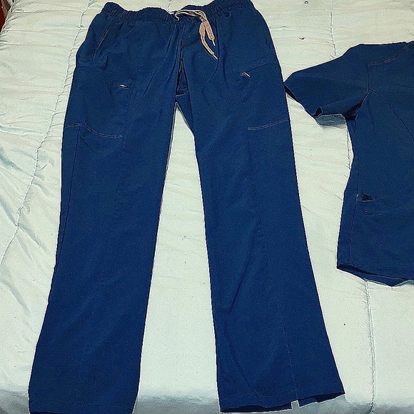 Caribbean Blue sm scrub top &bottom Wonder wink Renew looks like figs brand new - Picture 2 of 3